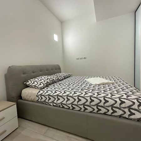 Milan New Apartments In Central Esterno foto