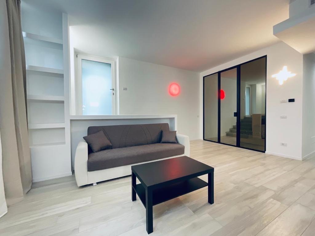 Milan New Apartments In Central Esterno foto