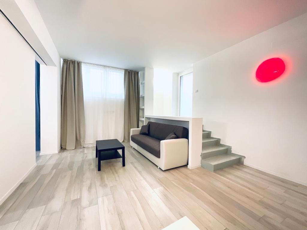 Milan New Apartments In Central Esterno foto