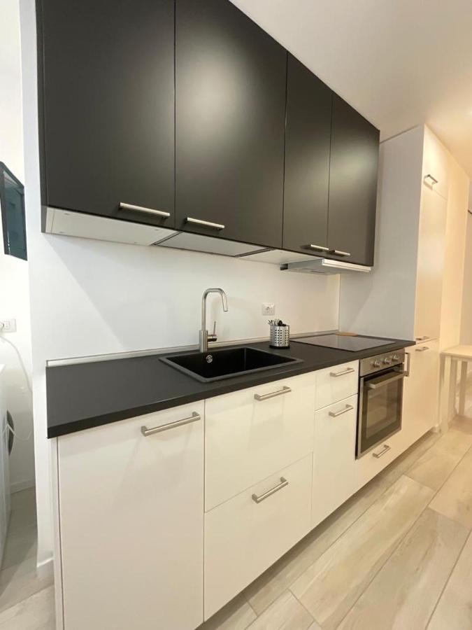 Milan New Apartments In Central Esterno foto